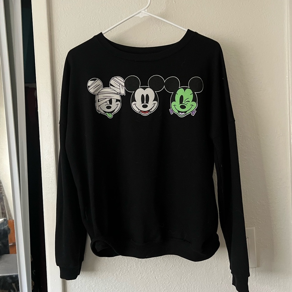 Super cute Halloween themed Mickey crewneck!
